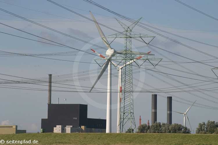 Das AKW Brunsb�ttel inmitten moderner Windr�der